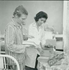 Bibliotekarka Halina Malinowska wydaje książki pacjentom w Publicznym Szpitalu Klinicznym nr 4