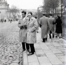 Mężczyźni na ulicy Świętoduskiej w Lublinie (ul. H. Sawickiej)