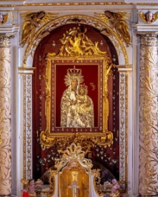 Ołtarz główny – drewno polichromowane, złocone