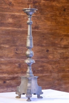 Cynowy świecznik stojący