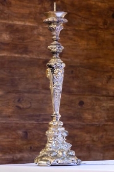 Eklektyczny świecznik stojący