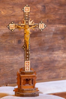 Krzyż ołtarzowy inkustrowany masą perłową