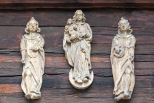 Rzeźby Matka Boża z Dzieciątkiem i święte Niewiasty