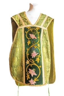 Ornat zielony z bogatą ornamentyką