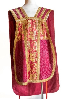 Ornat czerwony z bogato pozłoconym przodem