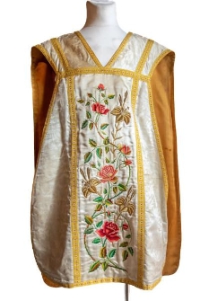 Ornat biały z haftem MB Wniebowzięta