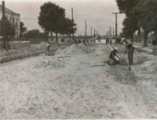 Przebudowa ulicy Bychawskiej w Lublinie - zakładanie krawężników