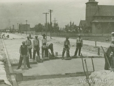 Przebudowa ulicy Bychawskiej - wyrównywanie piaskiem i układanie kostki