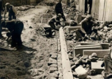 Przebudowa ulicy Czeskiej w Lublinie - zakładanie krawężników