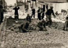 Przebudowa ulicy Czeskiej w Lublinie - zakładanie bruku