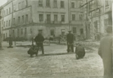 Układanie bruku z kostki kamienno-betonowej w Rynku