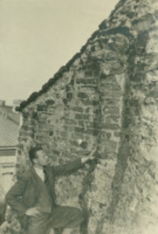 Mur attyki szczytowej z resztkami kolumn ceglanych w Rynku pod nr 18