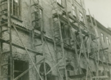 Widok kamienic przy ulicy Grodzkiej nr 3 i nr 5 w czasie odnawiania