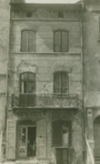 Widok elewacji kamienicy przy ulicy Grodzkiej 18 przed odnowieniem