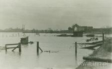 Magazyny obok mostu na alei Marszałka Pilsudskiego w Lublinie. Fotografia
