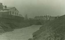 Ślad najwyższego stanu wody przy wylocie przesklepienia rzeki Czechówki