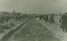 Oczyszczanie koryta rzeki Bystrzycy z mułu naniesionego przez wodę powodziową