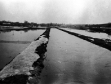 Rzeka Czech&oacute;wka w czasie powodzi w Lublinie w 1947 roku. Fotografia