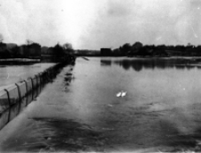Rzeka Czechówka w czasie powodzi w Lublinie w 1947 roku. Fotografia