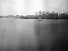 Rzeka Czerniej&oacute;wka w czasie powodzi w Lublinie w 1947 roku. Fotografia