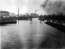 Rzeka Czerniejówka w czasie powodzi w Lublinie w 1947 roku. Fotografia