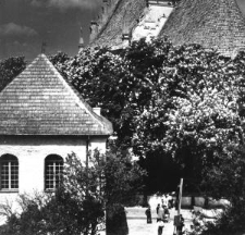 Widok w stronę kościoła pw św. Jana Chrzciciela i św. Bartłomieja w Kazimierzu Dolnym