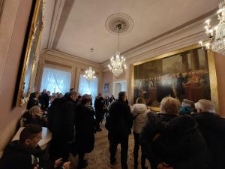 Zwiedzający przed obrazem Franciszka Smugleiwcza "Przyjęcie Stanisława Augusta przez Trybunał Lubelski"