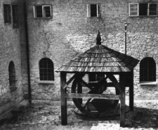 Studnia klasztoru oo. franciszkan&oacute;w w Kazimierzu Dolnym