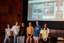 Uczennice koordynujące działania w ramach projektu "Listy do Henia" w SP w Poniatowej