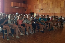 Uczennice i uczniowie podczas projektu "Listy do Henia" w SP w Poniatowej