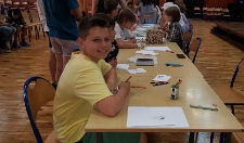 Uczennice i uczniowie podczas pisania listów do Henia w SP w Poniatowej