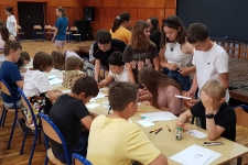 Uczennice i uczniowie podczas pisania listów do Henia w SP w Poniatowej