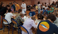 Uczennice i uczniowie podczas pisania listów do Henia w SP w Poniatowej