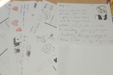 Listy do Henia napisane przez uczennice i uczniów w SP w Poniatowej