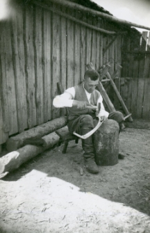 Władysław Krawiec podczas pracy w gospodarstwie rolnym w Modliborzycach