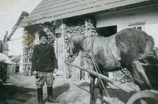 Władysław Krawiec w gospodarstwie w Modliborzycach