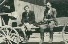Władysław Krawiec wraz z kuzynem w gospodarstwie w Modliborzycach
