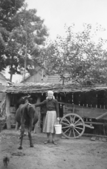 Petronela Krawiec na podw&oacute;rzu gospodartwa w Modliborzycach