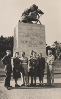 Żołnierze Wojska Polskiego pod pomnikiem Desert Mounted Corps w Egipcie
