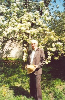 Czesław Maj przy swoim gospodarstwie