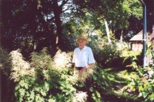 Czesław Maj pozujący do fotografii przy swoim gospodarstwie