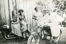 Kobiety z motocyklem w Modliborzycach