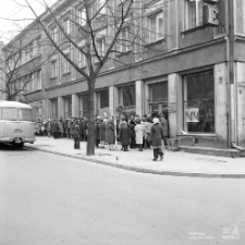Kolejka do sklepu meblowego przy ulicy Chopina w Lublinie