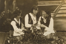 Kobiety w strojach ludowych