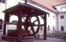 Studnia klasztoru oo. franciszkan&oacute;w w Kazimierzu Dolnym