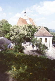 Widok w stronę kościoła pw św. Jana Chrzciciela i św. Bartłomieja w Kazimierzu Dolnym