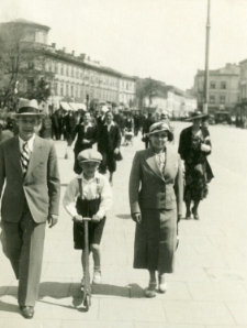Przechodnie na Krakowskim Przedmieściu w Lublinie