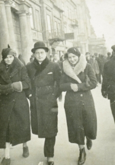 Przechodnie na Krakowskim Przedmieściu w Lublinie