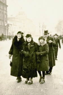 Przechodnie na Krakowskim Przedmieściu w Lublinie