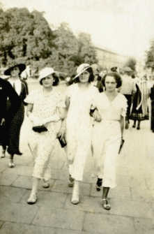 Przechodnie na Krakowskim Przedmieściu w Lublinie